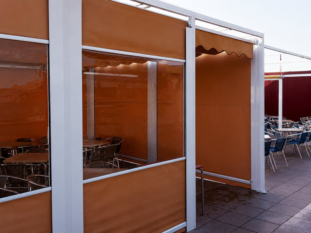 Cerramiento de terraza con toldos verticales en un local de hostelería